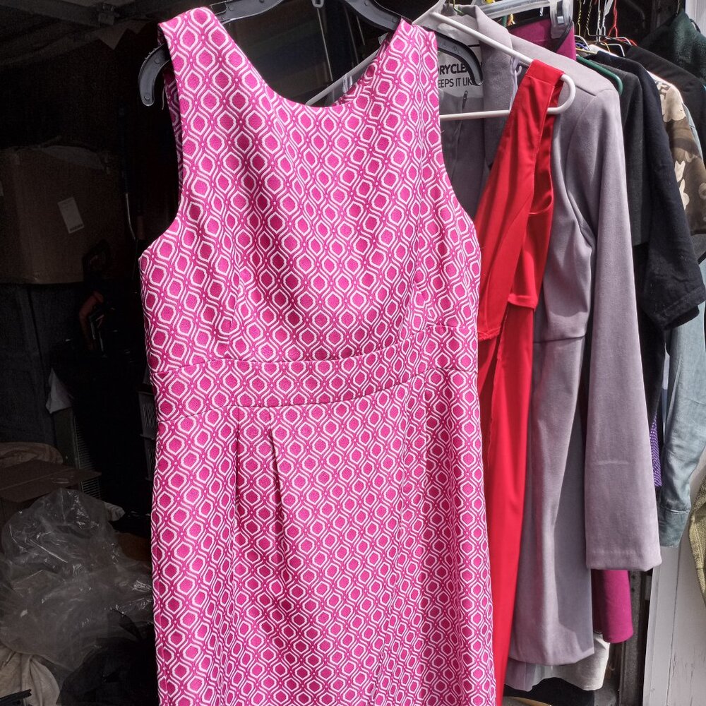 Tahari tank dress geometric pink white pattern. Belt line.  Pleated skirt. 14